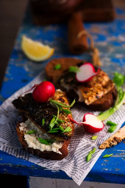 Makrelen Sandwichgrill Mit Meerrettichsoße Selektiver Fokus — Stockfoto