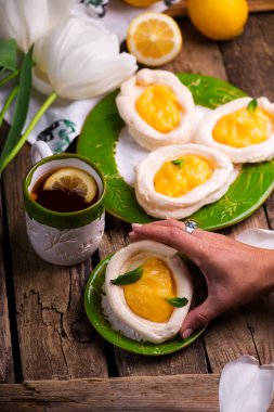 yumurta beze yuva limon lor birçok ile Paskalya kereviz. seçici odak