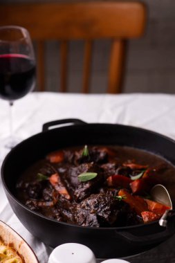 Sığır eti yanakları kırmızı şarap ile havuç ve patates gratin.selective odak