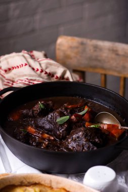 Sığır eti yanakları kırmızı şarap ile havuç ve patates gratin.selective odak