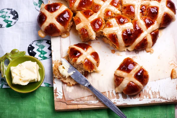 アップルとシナモン ホット Buns Traditional イースター ペストリーをクロスします 選択と集中 — ストック写真