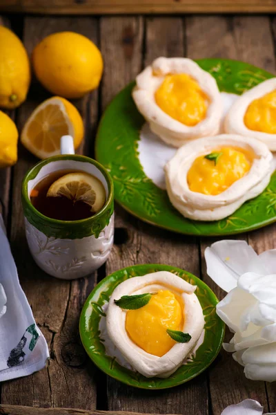 Vormige Meringue Nesten Met Lemon Curd Traditional Pasen Gebak Selectieve — Stockfoto