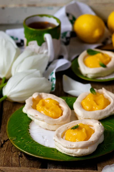 Vejce Tvaru Pusinky Hnízda Lemon Curd Tradiční Velikonoční Pečivo Selektivní — Stock fotografie