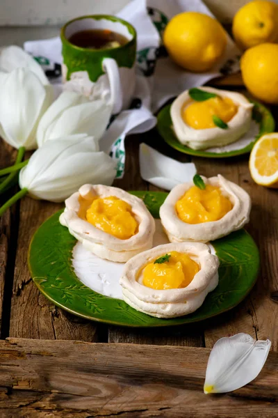 Vejce Tvaru Pusinky Hnízda Lemon Curd Tradiční Velikonoční Pečivo Selektivní — Stock fotografie