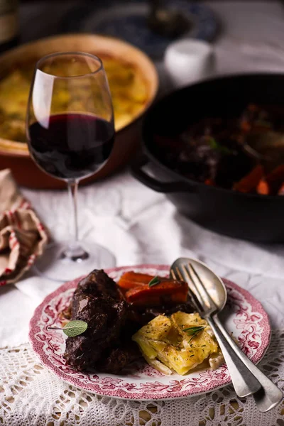 Joues Boeuf Vin Rouge Avec Carottes Gratin Pommes Terre — Photo