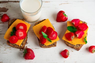 Peynir ve çilek sandviç ve soya sütü. Sağlıklı kahvaltı.