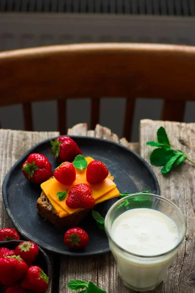 草莓三明治和豆浆 健康早餐 — 图库照片