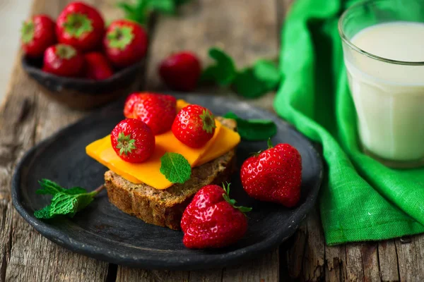 Käse Erdbeer Sandwiches Und Sojamilch Gesundes Frühstück — Stockfoto