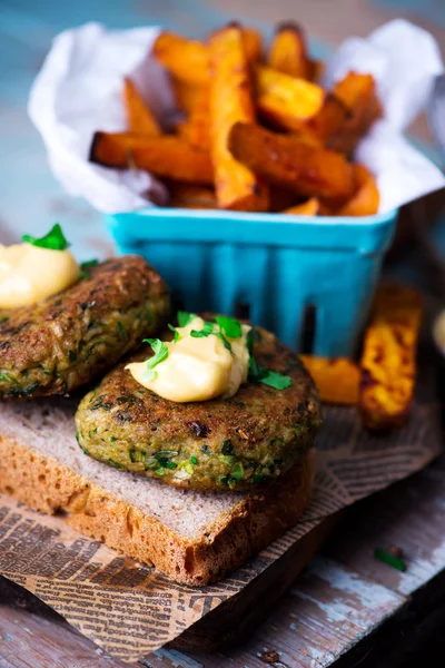 Tofu Burger Med Sweet Potatoes Style Rustic Selective Fokus — Stockfoto