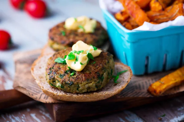 Tofu Burger Med Sweet Potatoes Style Rustic Selective Fokus — Stockfoto