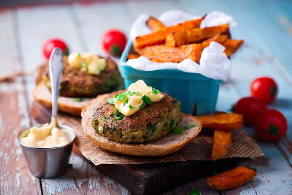 Tofu Burger Med Sweet Potatoes Style Rustic Selective Fokus — Stockfoto