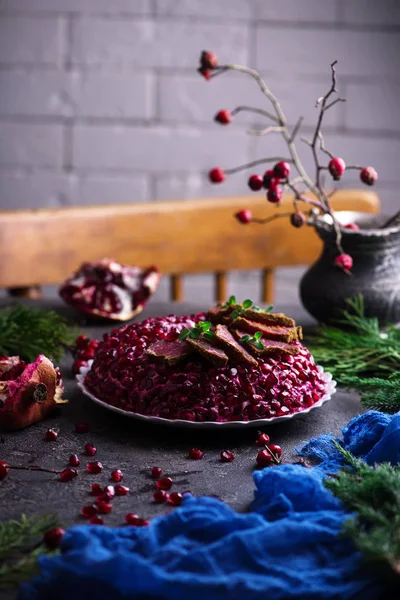 Salad Garnet手镯俄罗斯传统的节日色拉 — 图库照片