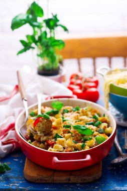 Fırında tavuk capreze köfte... Seçici focus.rustic tarzı