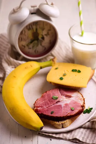 Peynir Jambonlu Sandviç Süt Sağlıklı Kahvaltı — Stok fotoğraf
