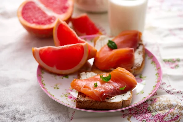 チーズとサーモンのサンドイッチ 健康的な朝食 — ストック写真