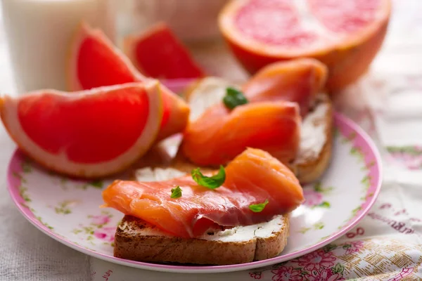 Sandwiches Mit Käse Und Lachs Gesundes Frühstück — Stockfoto