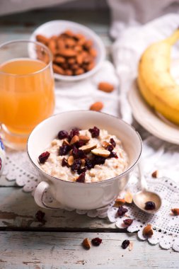 yaban mersini ve muz .selective odak ile gece yulaf