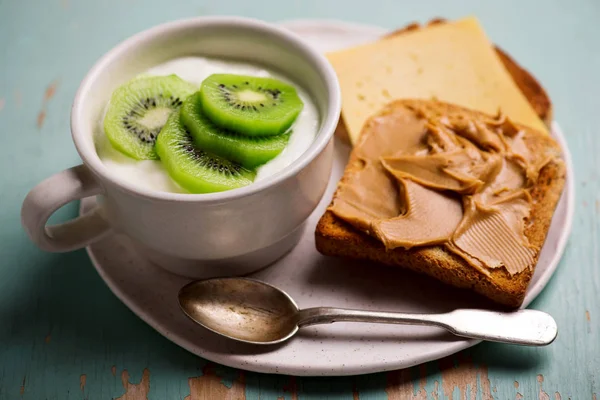 Jogurt Naturalny Kiwi Toast Masła Orzechowego Zdrowe Śniadanie Selektywny Fokus — Zdjęcie stockowe