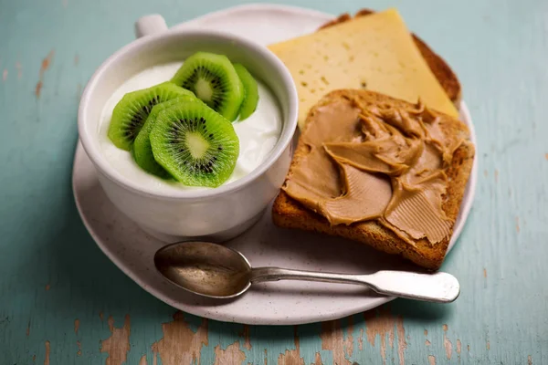 Iaurt Natural Kiwi Unt Arahide Pâine Prăjită Micul Dejun Sănătos — Fotografie, imagine de stoc