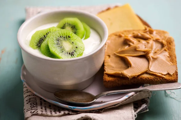 Iaurt Natural Kiwi Unt Arahide Pâine Prăjită Micul Dejun Sănătos — Fotografie, imagine de stoc