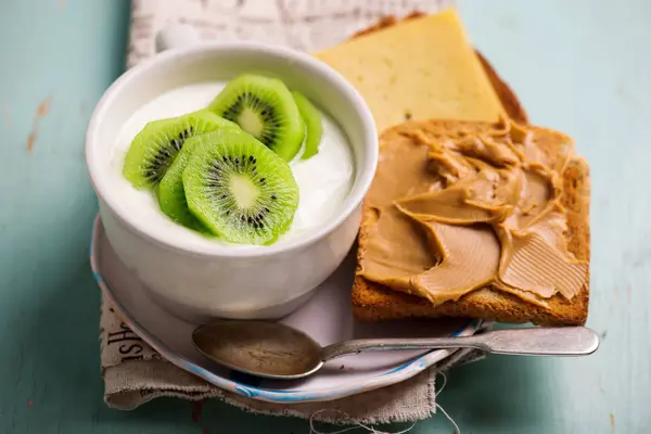 Jogurt Naturalny Kiwi Toast Masła Orzechowego Zdrowe Śniadanie Selektywny Fokus — Zdjęcie stockowe
