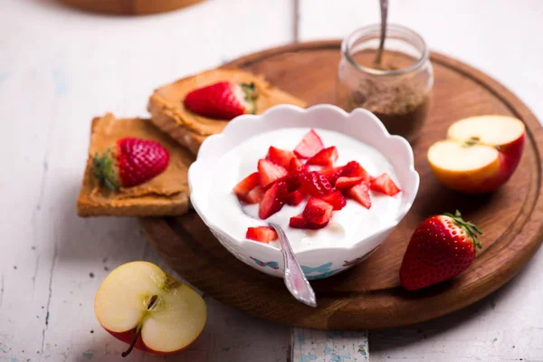 Jogurt Naturalny Truskawkami Tosty Masłem Orzechowym Apple Zdrowe Śniadanie Selektywny — Zdjęcie stockowe