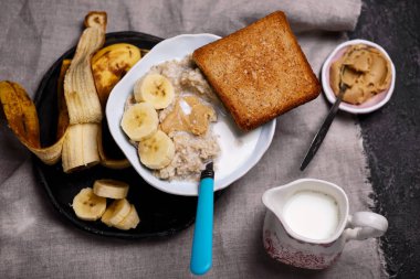 Gecede muz, yulaf bowl.selective odaklanmak için