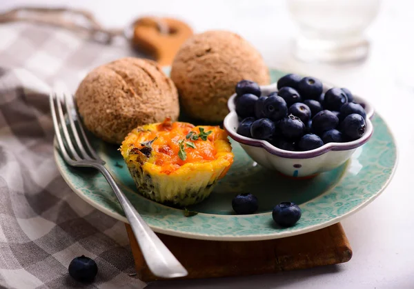 Śniadanie Jajko Babeczki Blueberry Selective Ostrości — Zdjęcie stockowe