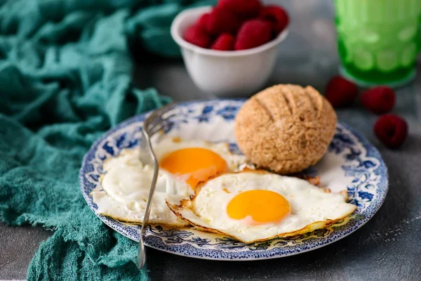 Śniadanie Jajka Sadzone Bułki Ser Selective Ostrości — Zdjęcie stockowe