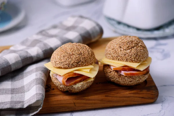 Deslizadores Desayuno Bollos Con Queso Enfoque Ham Selective — Foto de Stock