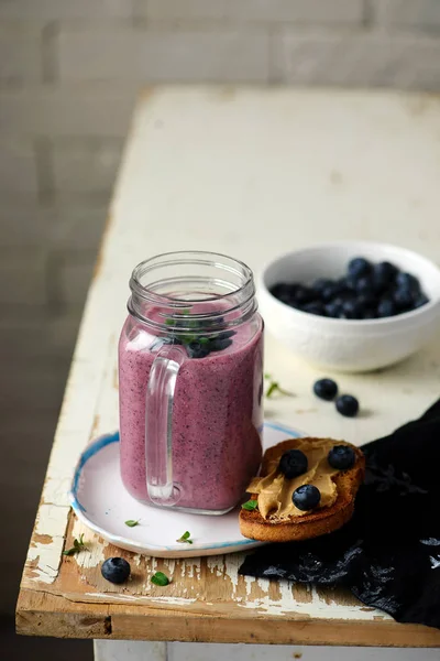 Blueberry Smoothie Jordnötssmör Toast Selective Fokus — Stockfoto