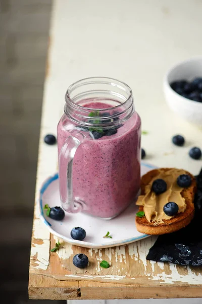 Blueberry Smoothie Jordnötssmör Toast Selective Fokus — Stockfoto