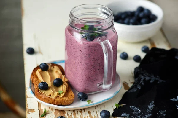 Blueberry Smoothie Jordnötssmör Toast Selective Fokus — Stockfoto