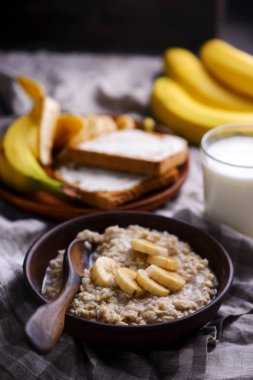 Gecede muz, yulaf bowl.selective odaklanmak için