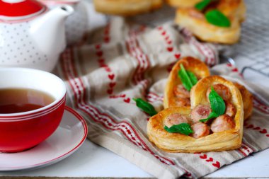 Puffs kalp şekillerde sosis ile. Sevgililer günü kahvaltı