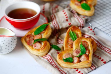 Puffs kalp şekillerde sosis ile. Sevgililer günü kahvaltı
