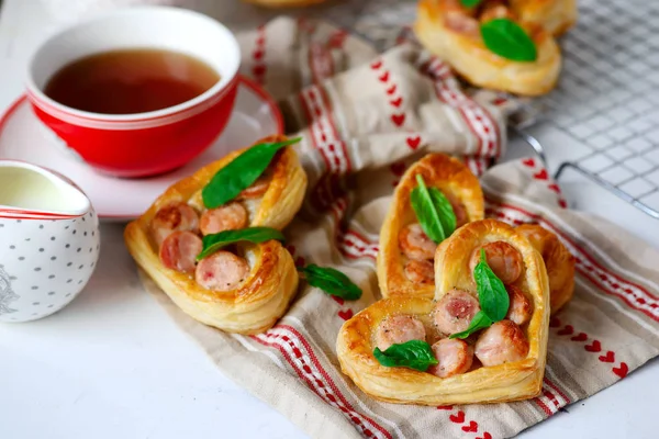 Blätterteig Mit Würstchen Herzform Valentinstag Frühstück — Stockfoto