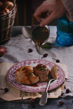 Tavuk karaciğer börek tavuk göğsü ve demiglas sos ile... Stil vintage.selective odak