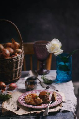 Tavuk karaciğer börek tavuk göğsü ve demiglas sos ile... Stil vintage.selective odak