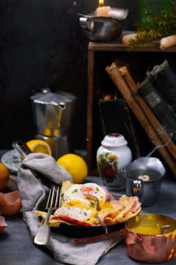 Sosisli ve benedict yumurtalı krep. Klasik. seçici odak