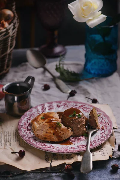 Куриный Печеночный Пирог Куриной Грудью Демигласовым Соусом — стоковое фото