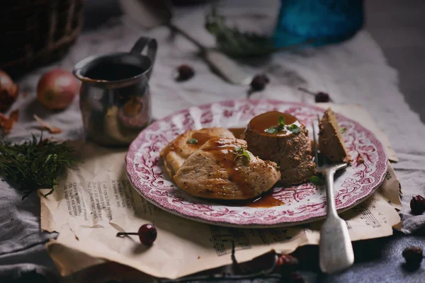 鸡肝片配鸡胸肉和德米拉斯酱 风格的复古 选择性的焦点 — 图库照片