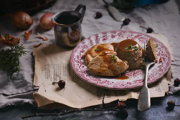 鸡肝片配鸡胸肉和德米拉斯酱 风格的复古 选择性的焦点 — 图库照片