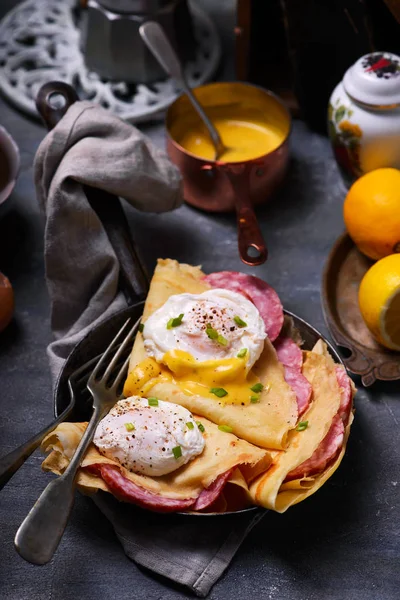 Sosisli Benedict Yumurtalı Krep Klasik Seçici Odak — Stok fotoğraf