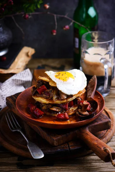 Panquecas Batata Irlandesas Com Foco Rustic Selective Cerveja Salsicha Stew — Fotografia de Stock