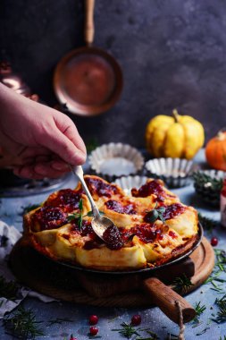 Kabak, Brie ve karamelize soğan rulo kızılcık sır ile. rustik tarzı. seçici odak