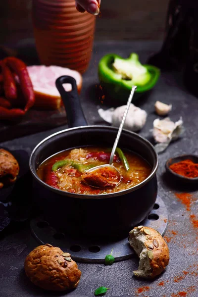 Sopa de gulash con salchichas ahumadas —  Fotos de Stock