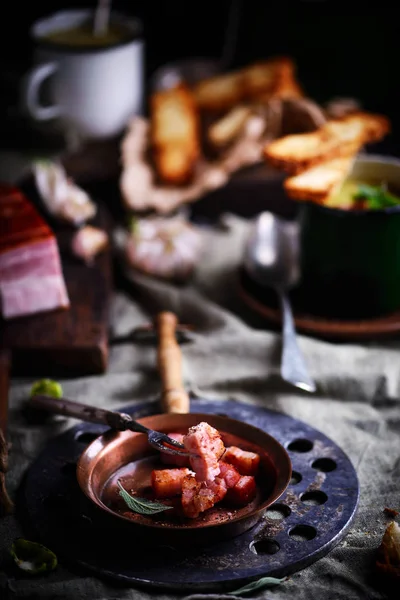 El corte un tocino ahumado en una sartén —  Fotos de Stock