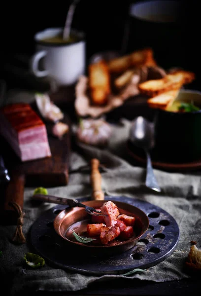 Skär en rökt bacon på en stekpanna — Stockfoto