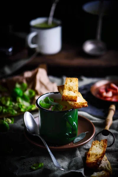 Sopa de coles de Bruselas con foto bacon.dark — Foto de Stock